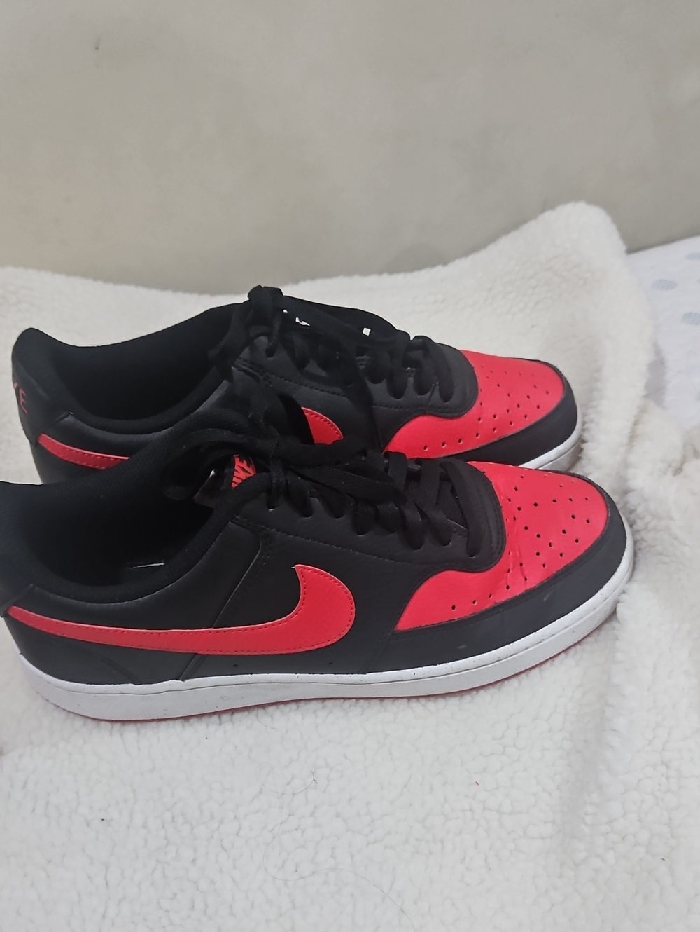 Nike Man Low-Top Sneakers in Black and Red 9.5